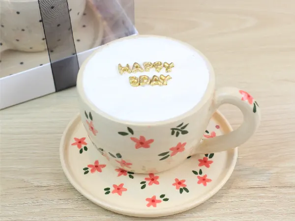 Bolo de caneca com escrita Happy Bday