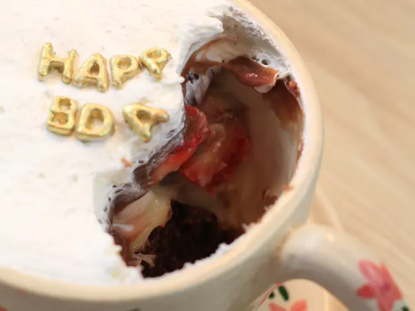 Bolo de caneca cortado mostrando as camadas